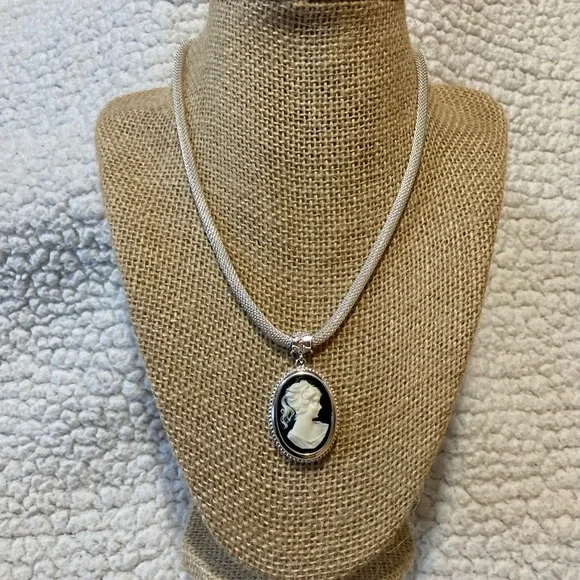 NWOT 1928 CLASSIC COLLECTION SIGNATURE BLACK FROST CAMEO PENDANT